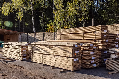 Sklad stavebního řeziva Wood Seeds – připravené balíky pro expedici